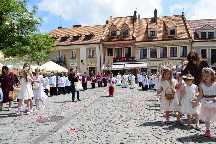 Uroczystość Bożego Ciała w Sandomierzu. Biskup Krzysztof Nitkiewicz poprowadził procesję ulicami Starego Miasta [ZDJĘCIA]