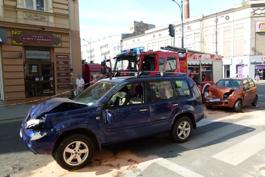 Wypadek na Zachodniej przy Próchnika. Samochód przewrócony na bok [ZDJĘCIA+FILM]