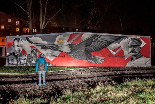 Oto prace laureatów konkursu fotograficznego „Pstryknij powiat”, ogłoszonego przez starostę kluczborskiego w ramach Europejskich Dni Dziedzictwa 2018. I miejsce zajęło zdjęcie „Patriotyczny mural” Łukasza Turka.Zdjęcia oceniali: fotografowie Maciej Knapa i Mariusz Mazurkiewicz oraz Bogdan Łatka z referatu promocji kluczborskiego starostwa. Wszystkie fotografie nadesłane na konkurs można oglądać na wystawie w Miejskiej i Gminnej Bibliotece Publicznej w Kluczborku do 30 września.