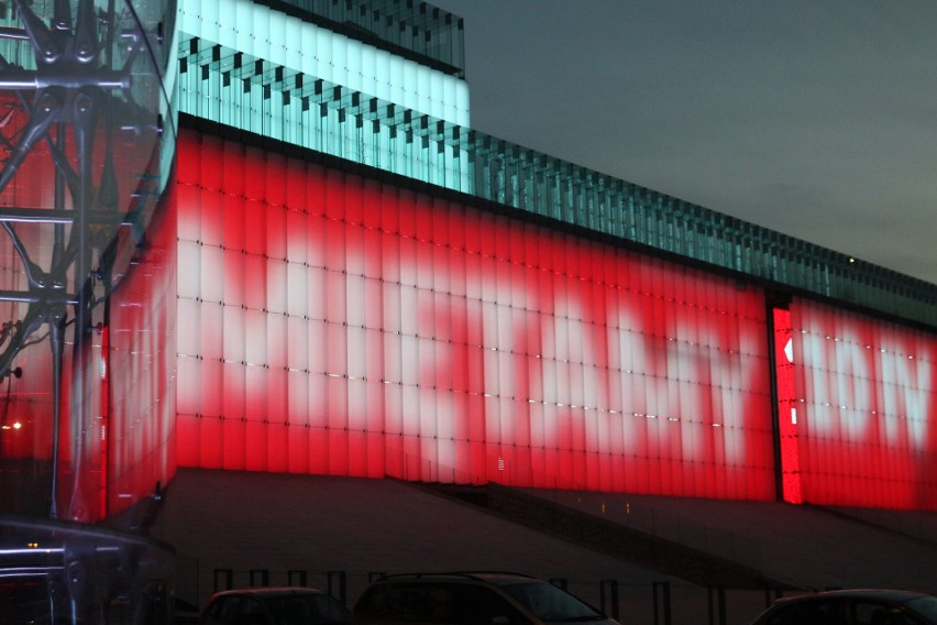 Lubelskie obchody 10. rocznicy katastrofy smoleńskiej. Prezentacja multimedialna na fasadzie CSK. Zobacz zdjęcia