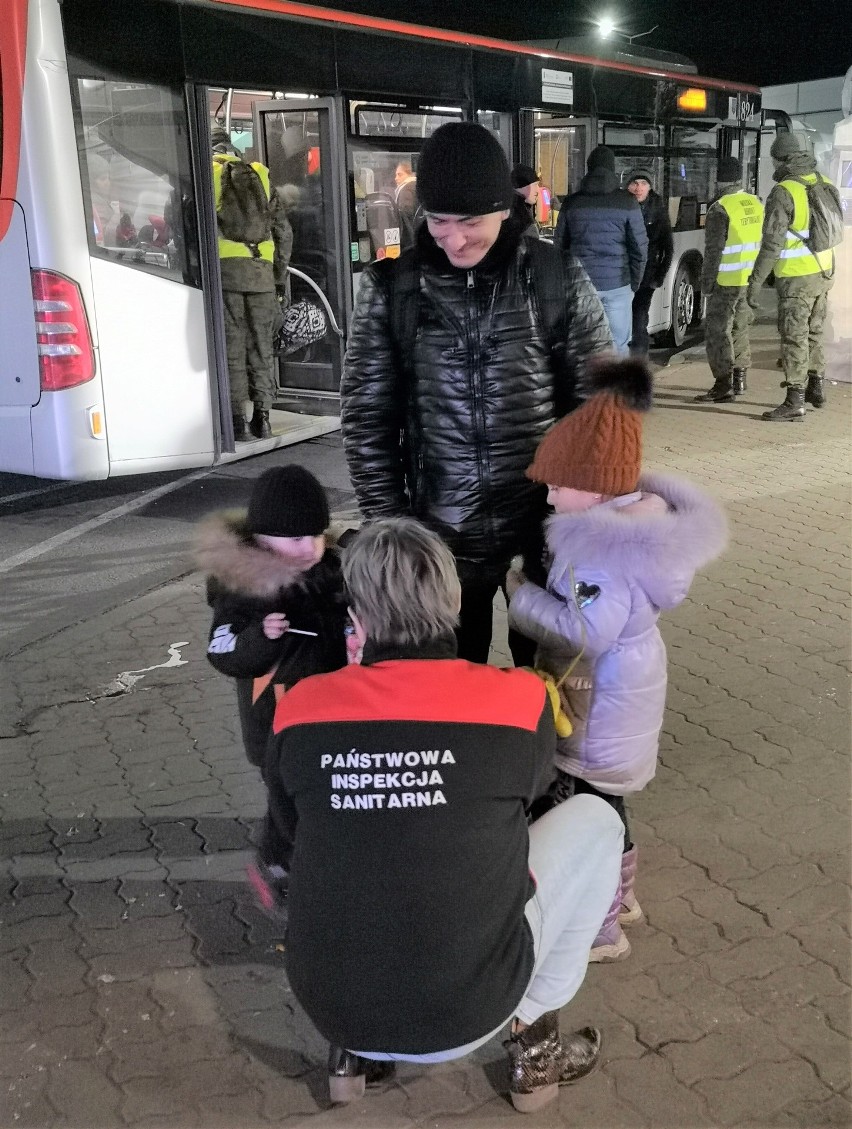 Pracownicy Granicznego Punktu Kontroli Sanitarnej pomagają na przejściu granicznym w Korczowej [ZDJĘCIA]