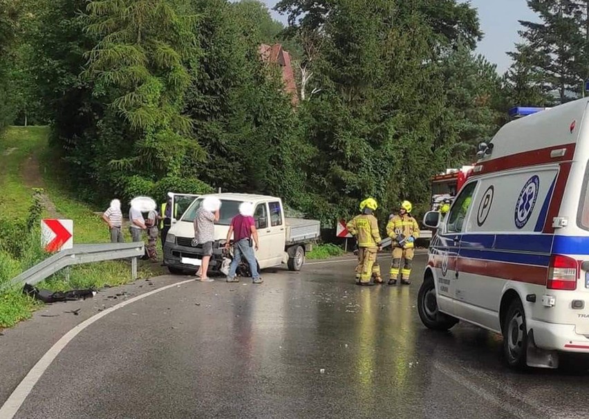 Strażacy z Łososiny Górnej. Skończyli gasić pożar. Ruszyli ratować ofiary wypadku