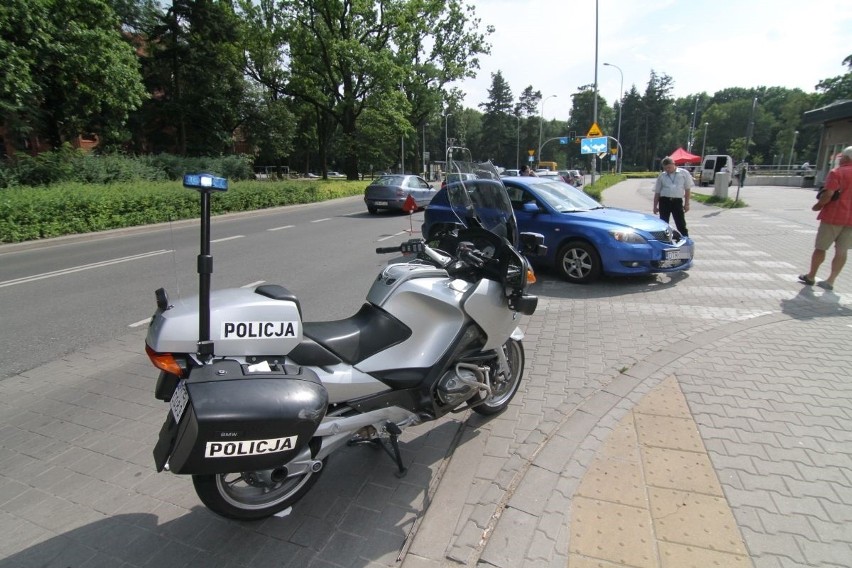 Policjant na motocyklu miał wypadek na Kozanowie