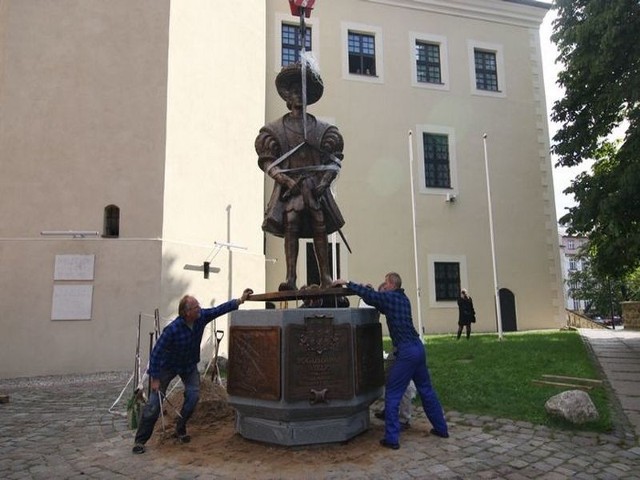 Pomnik ksiecia Boguslawa X zostal ustawiony przed Zamkiem Ksiąząt Pomorskich w Slupsku.