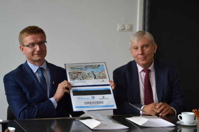 Prezydent Krzysztof Matyjaszczyk i prezes Andrzej Basiak prezentują projekt karty miejskiej. Mieszkańcy Częstochowy będą mogli ją otrzymać już w grudniu tego roku