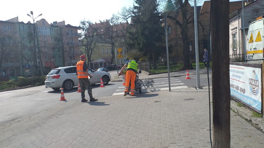 Malowanie pasów na ulicach Chełmnie potrwa do maja. Oby...