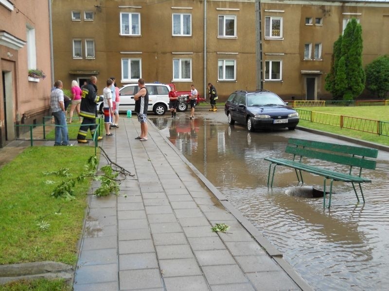 Burze w regionie. Zerwane dachy, ulice całe w wodzie [ZDJĘCIA CZYTELNIKA]