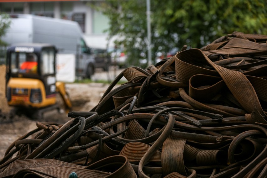 Na remontowanej ul. Królewskiej zrywają kostkę. Mieszkańcy: ależ ona jest cenna i zabytkowa!