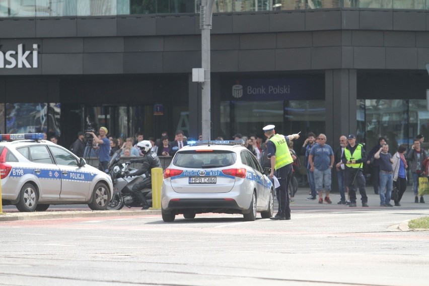 Alarm bombowy na placu Dominikańskim we Wrocławiu