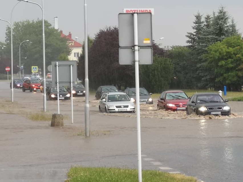 Po ulewie, jaka przeszła wczoraj nad Rzeszowem, ulica...