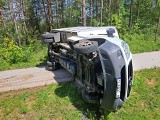 Bus zjechał do rowu na obwodnicy Daleszyc. Służby ratunkowe w akcji