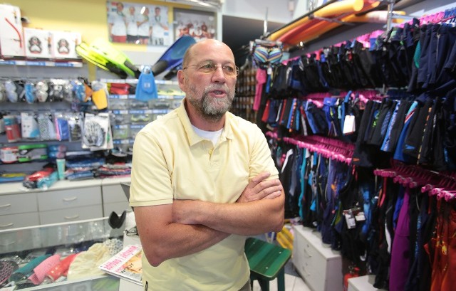 Paweł Madejski prowadzi sklep w centrum przy al. Wyzwolenia od 20 lat. - Obserwuję jak centrum umiera - mówi.