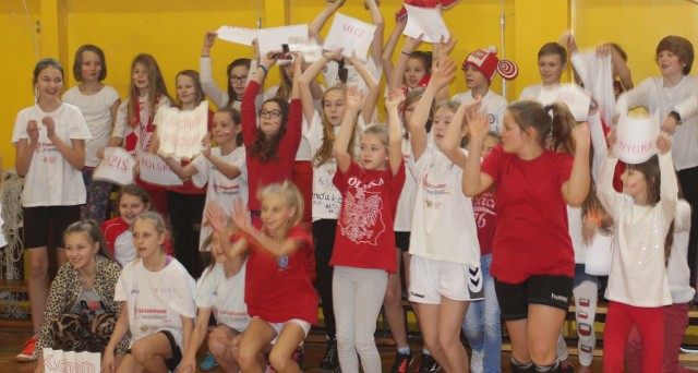 Na dużej przerwie uczniowie Szkoły Podstawowej nr 3 nagrali wczoraj filmik, w którym zachęcają do kibicowania polskiej drużynie piłki ręcznej.
