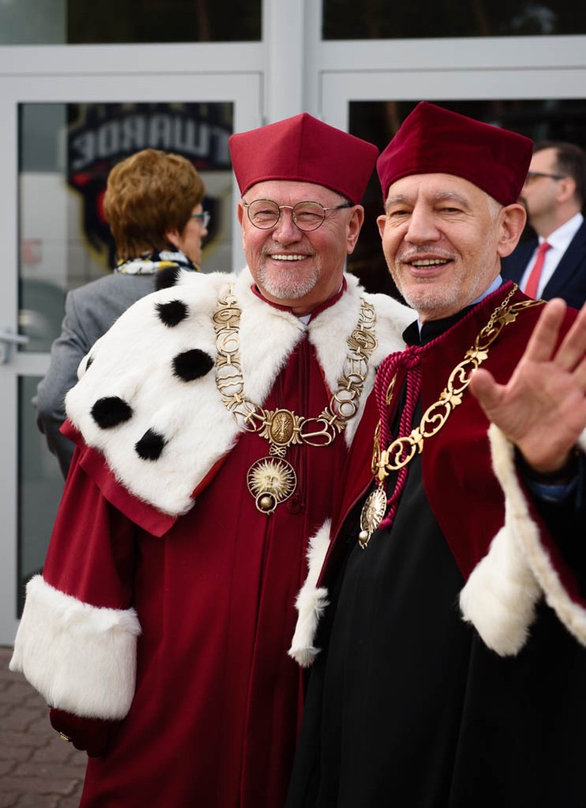 Profesor Sokala zasiada w ścisłym kierownictwie uczelni,...