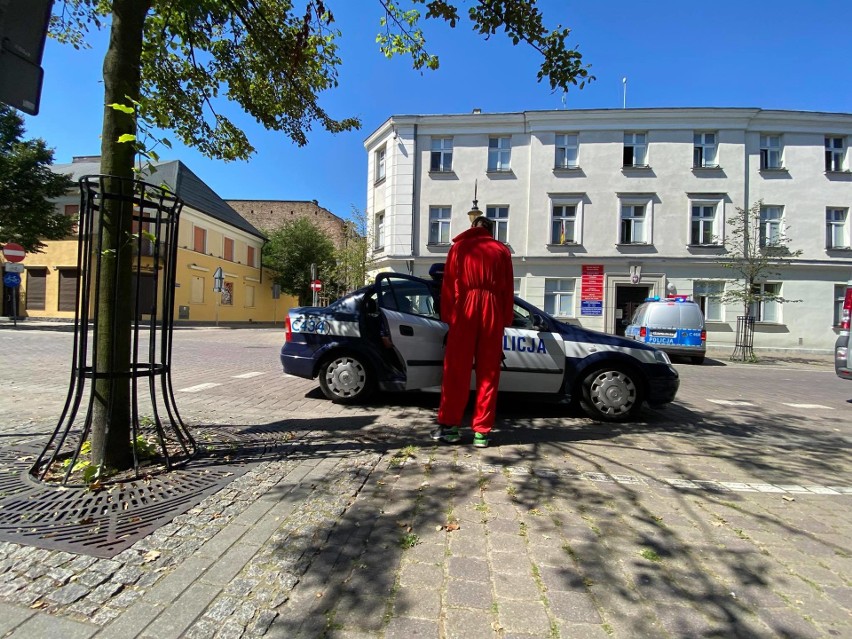 Pijany mężczyzna w stroju z serialu "Dom z papieru" zaczepiał policjantów [zdjęcia]
