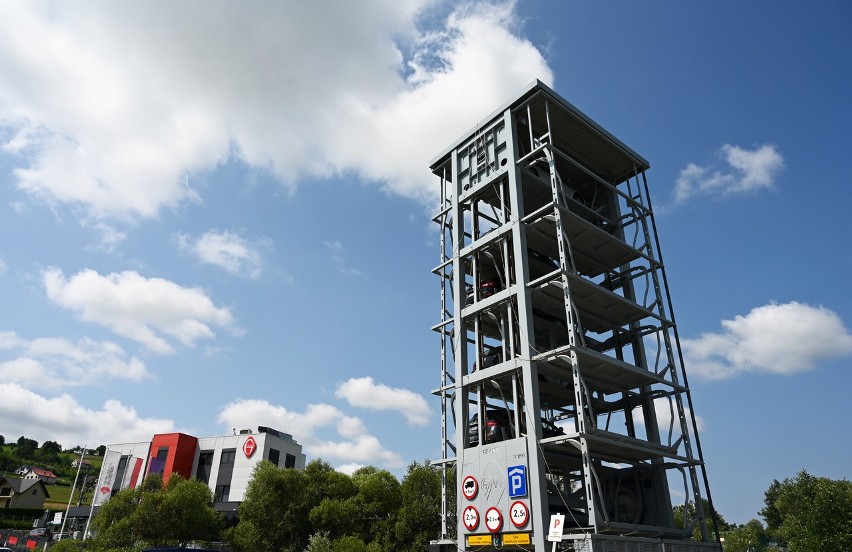 W Katowicach powstaje automatyczny parking jak z filmu science fiction. Właśnie montują maszyny, które będą "zabierać" auta. Zobaczcie