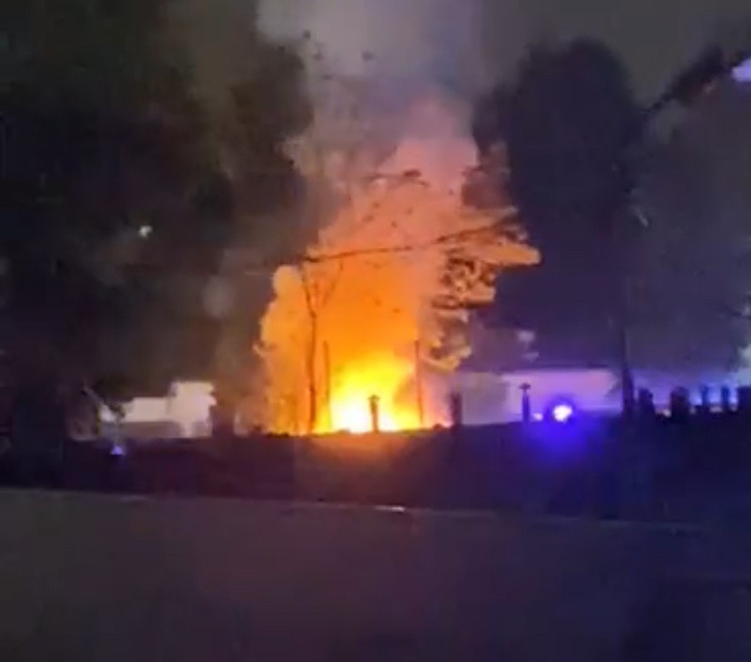 Kłęby dymu i słup ognia późnym wieczorem na ul. Grabiszyńskiej we Wrocławiu. Czy to płonął elektryk?