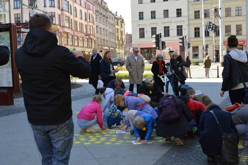 Wrocław: Żonkile pod pomnikiem Bohaterów Getta (ZDJĘCIA)