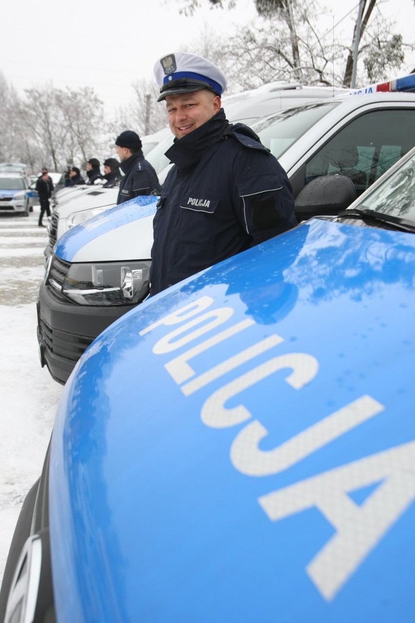 Flota dolnośląskiej policji powiększyła się o 37 samochodów.