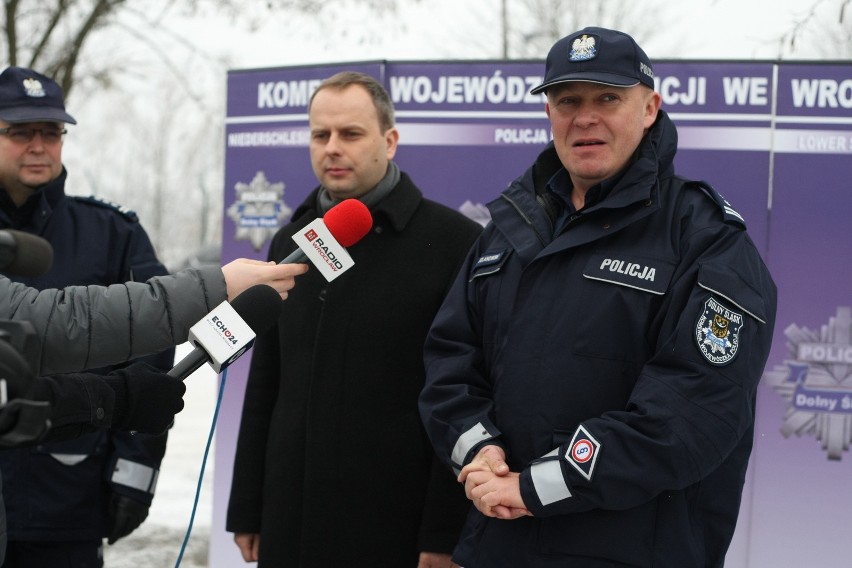 Flota dolnośląskiej policji powiększyła się o 37 samochodów.