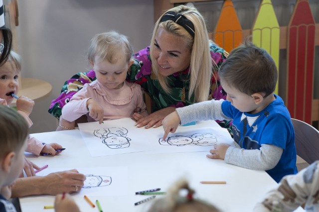 Obiekt został w pełni dostosowany do potrzeb maluchów i spełnia wszelkie normy nowoczesnych placówek edukacyjnych.