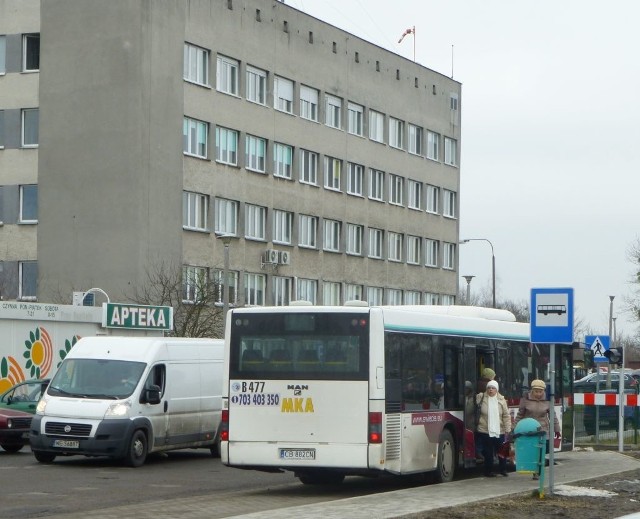 Pasażerowie często mają problemy ze zdrowiem. Nie mogą moknąć na deszczu.