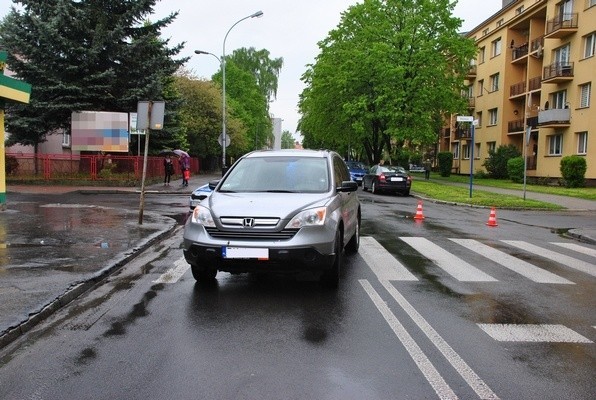 Do wypadku doszło dzisiaj około godz. 10.30, na ulicy Kolejowej w Krośnie. Funkcjonariusze wstępnie ustalili, że 66-letni kierujący hondą, na oznakowanym przejściu dla pieszych potrącił 86-letnią kobietę. Poszkodowana została przetransportowana do szpitala. Uczestnicy zdarzenia byli trzeźwi.Policyjne postępowanie pozwoli ustalić szczegółowe okoliczności tego zdarzenia.  Zobacz też: Co zrobić, jeśli zdarzy się nam wypadek podczas zagranicznych wakacji?Źródło:Dzień Dobry TVN/x-news