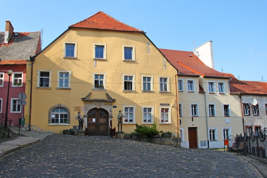 Muzeum zlokalizowane jest w pobliżu Lubomierskiego Rynku...