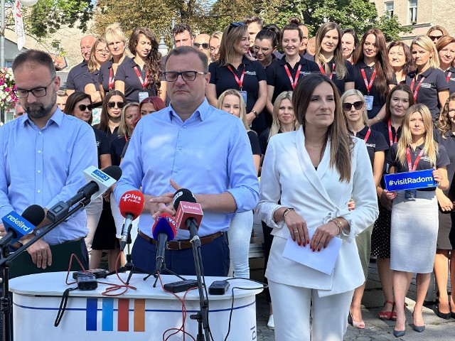 O przygotowaniach do tegorocznego Air Show mówili prezydent Radosław Witkowski (w środku) i jego zastępcy Mateusz Tyczyński oraz Marta Michalska - Wilk.