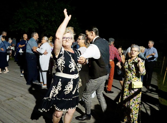 Potańcówka w lubelskim skansenie z okazji pożegnania wakacji. Do tańca przygrywała Kapela Hańszczanie.