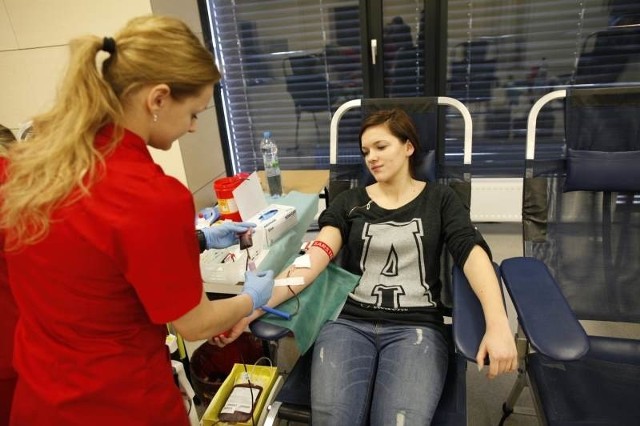 Krew można oddać na Pl. Wolności (od godz. 11 do 17) oraz w budynku Regionalnego Centrum Krwiodawstwa i Krwiolecznictwa przy ul. Kośnego 55 (od 7 do 16.30).