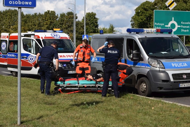 W sobotnie popołudnie dyżurny komendy policji otrzymał informację o mężczyźnie leżącym na trawniku w rejonie ulic Jana Pawła II i Lipowej.Jego zachowanie było na tyle dziwne, że świadkowie poprosili o interwencję policjantów. Młody człowiek na ich widok zaczął się zachowywać agresywnie, nie chciał się przedstawić i długo nie dawał się obezwładnić. W końcu się to udało, a mężczyzna został zabrany przez karetkę pogotowia do szczecineckiego szpitala. Zajście obserwował tłum gapiów. Zobacz także: Rozmowa Tygodnia GK24