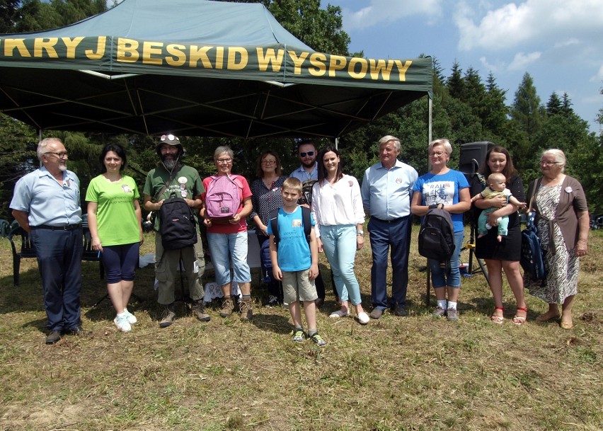 Odkryj Beskid Wyspowy. W sobotni wieczór wspięli się na Ćwilin, a w niedzielny poranek pokonali Łopusze Wschodnie