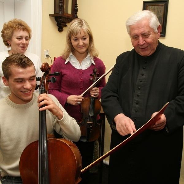 Ks. Jerzy Kowolik i członkowie parafialnej orkiestry, (od lewej) Rafał Bartoń, Urszula Cichoń i Aneta Knura.