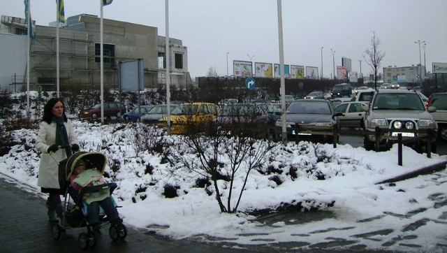 Zakorkowany wjazd na parking przed M1.