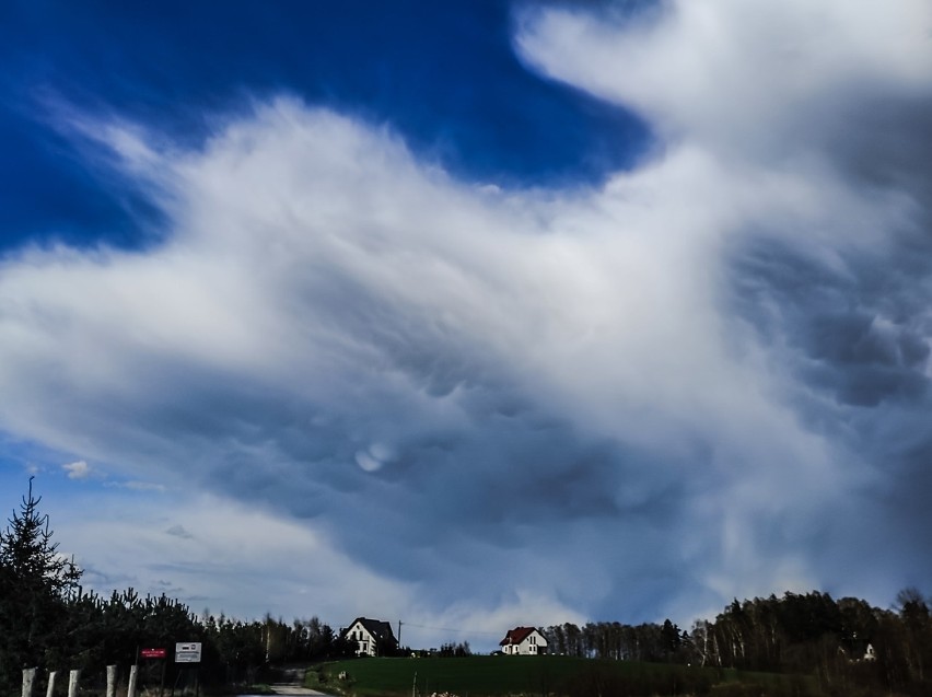 Kaszubskie niebo z niesamowitymi chmurami! Autorką wyjątkowych fotografii jest Anna Nidecka. Zobaczcie zdjęcia!