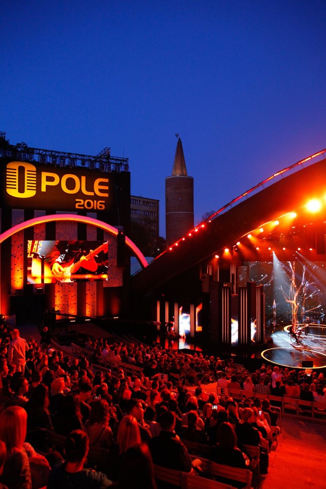 Aż 67 procent z ponad 1000 osób wskazało Krajowy Festiwal Piosenki Polskiej jako coś, co wyróżnia nasze miasto. Wśród symboli Opola najwięcej ankietowanych (32 proc.) wymieniło amfiteatr, a 26 proc. wieżę Piastowską.