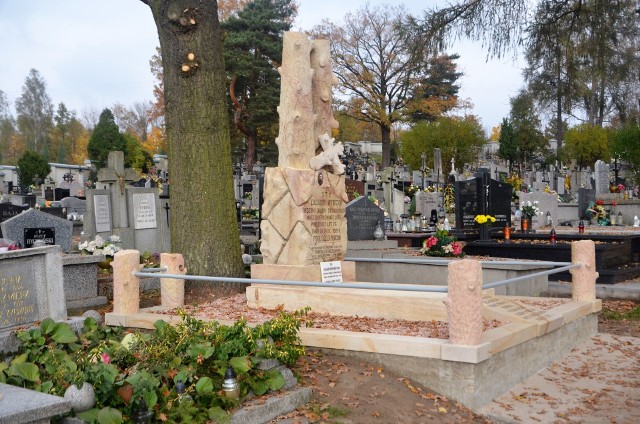 Odnowiony nagrobek Eugeniusza Wydrzyckiego znajduje się na cmentarzu przy ulicy Zgodnej, w głównej alejce.