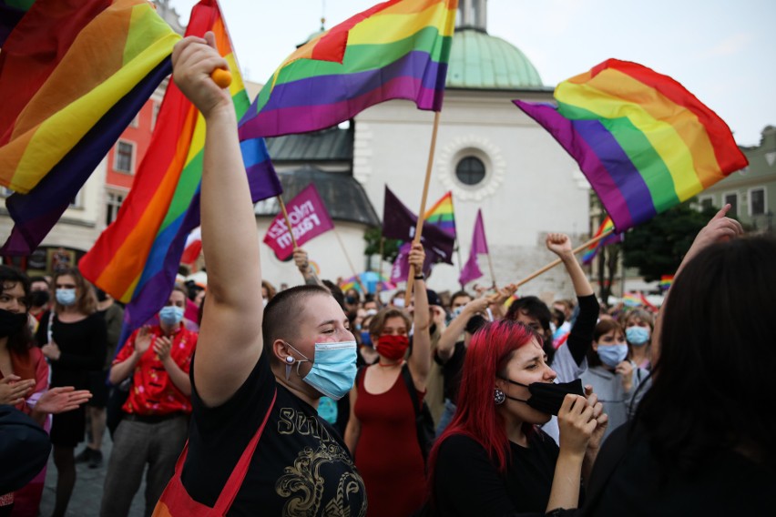 Kraków. Na Rynku manifestowali zwolennicy i przeciwnicy LGBT [ZDJĘCIA]