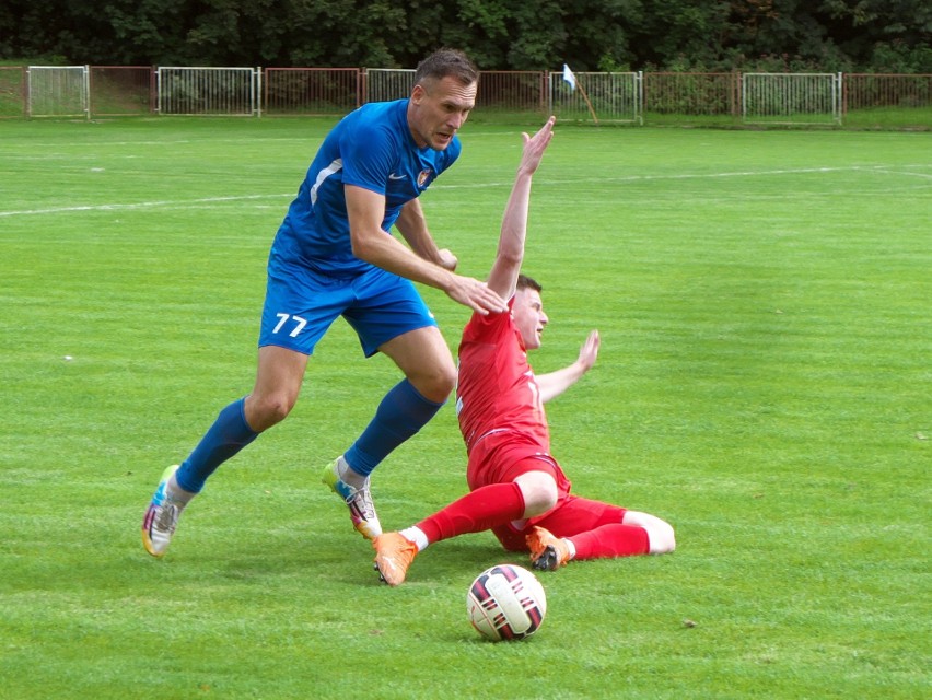 Karpaty Krosno (niebieskie stroje) w doliczonym czasie gry...