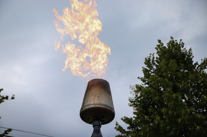 Zapalenie znicza gazowego w Żarach - to zakończenie budowy...