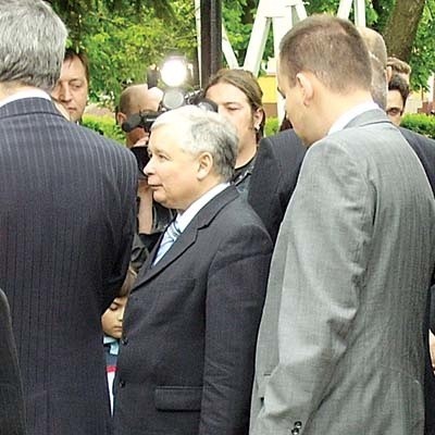 Wizyta premiera w Suchowoli trwała niecałą godzinę. Jarosław Kaczyński spotkał się z poszkodowanymi rolnikami, ale nie miał już czasu, żeby odpowiedzieć na pytania mieszkańców Suchowoli.