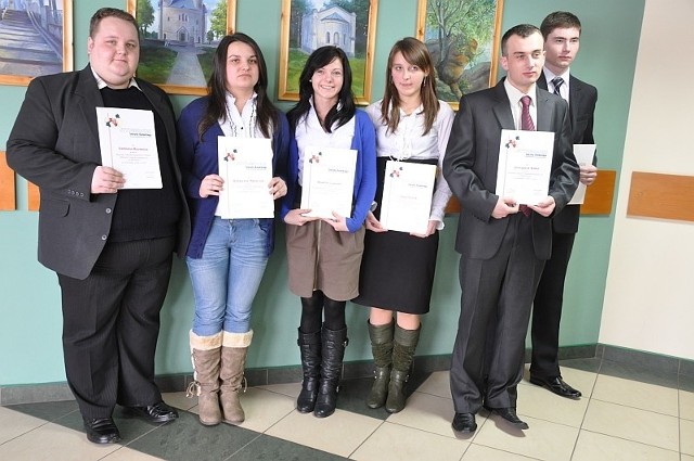 Obecni na uroczystości stypendyści (od lewej): Damian Rozmus, Katarzyna Maszczyk, Wioletta Gwiazda, Anna Nowak, Grzegorz Wilk i Arkadiusz Chrabąszcz.