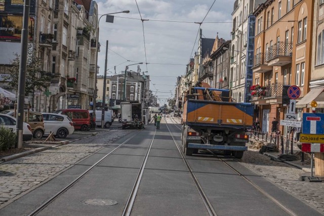 Spółka MPK Poznań zapewnia, że prace torowo-sieciowe na Dąbrowskiego przebiegają zgodnie z harmonogramem. Końca dobiega układanie torowiska