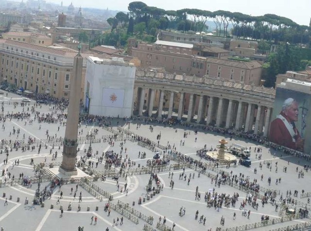 W Rzymie z każdą godziną przybywa pielgrzymów, którzy zamierzają uczestniczyć w uroczystościach beatyfikacyjnych.