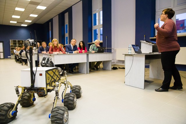 Studenci z Koła Naukowego Robotyków Politechniki Białostockiej  pokazali nauczycielom łazika marsjańskiego. Mówili też o zaletach nauczania robotyki w szkołach.