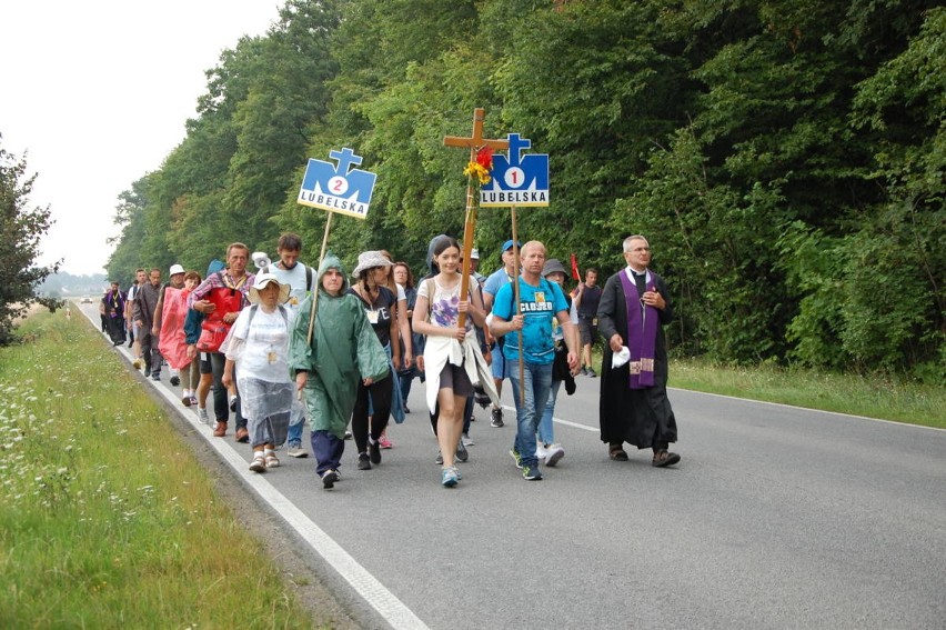 Czas „ładowania akumulatorów” w trudnych czasach. Pątnicy wyruszyli na Jasną Górę. Zobacz obszerną fotorelację z pierwszego dnia wędrówki