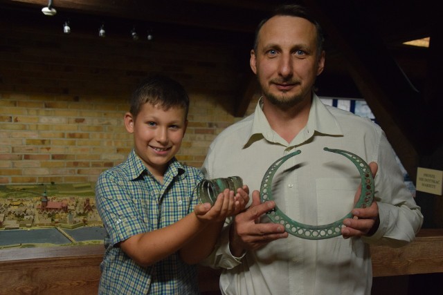 To tylko część znaleziska. Andrzej Abrasowicz prezentuje nam napierśnik, a jego syn Janek - bransoletę, na którą obaj natrafili 12 stycznia