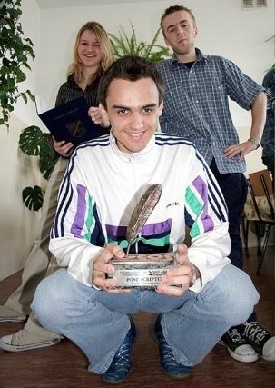 Mateusz Święcicki z ubiegłoroczną nagrodą &quot;Pałuckie Pióro 2005&quot; dla gazetki, którą prowadzi.