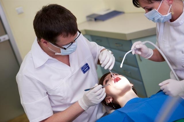 Polscy stomatolodzy są jednymi z tańszych w Europie. Ceny przyciągają tu zagranicznych pacjentów.
